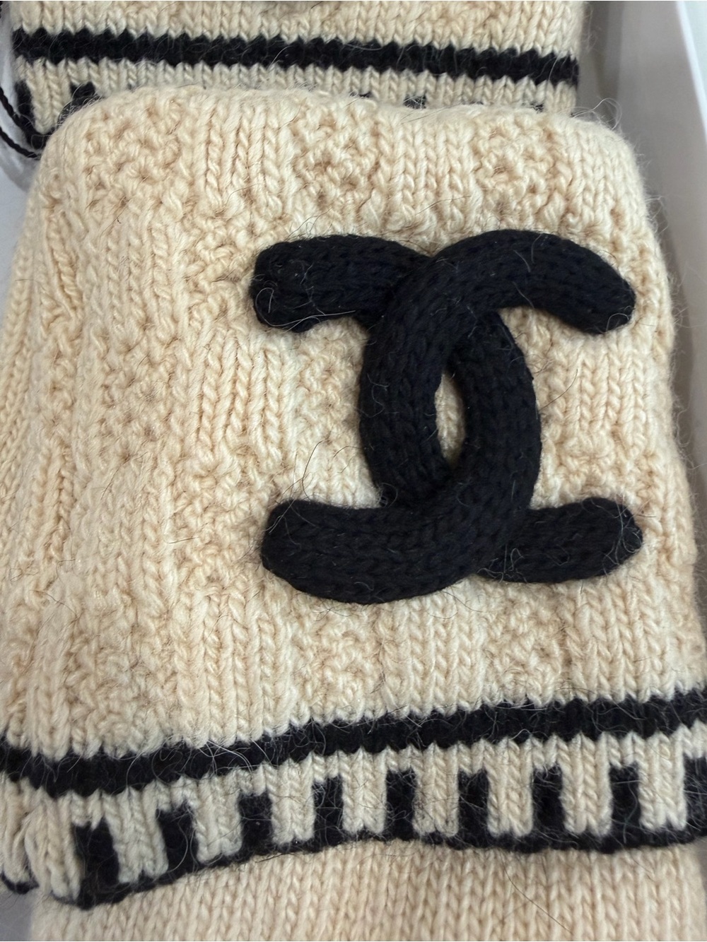 Chanel Cream Wool Gloves with Black CC Logo - Picture 2 of 4